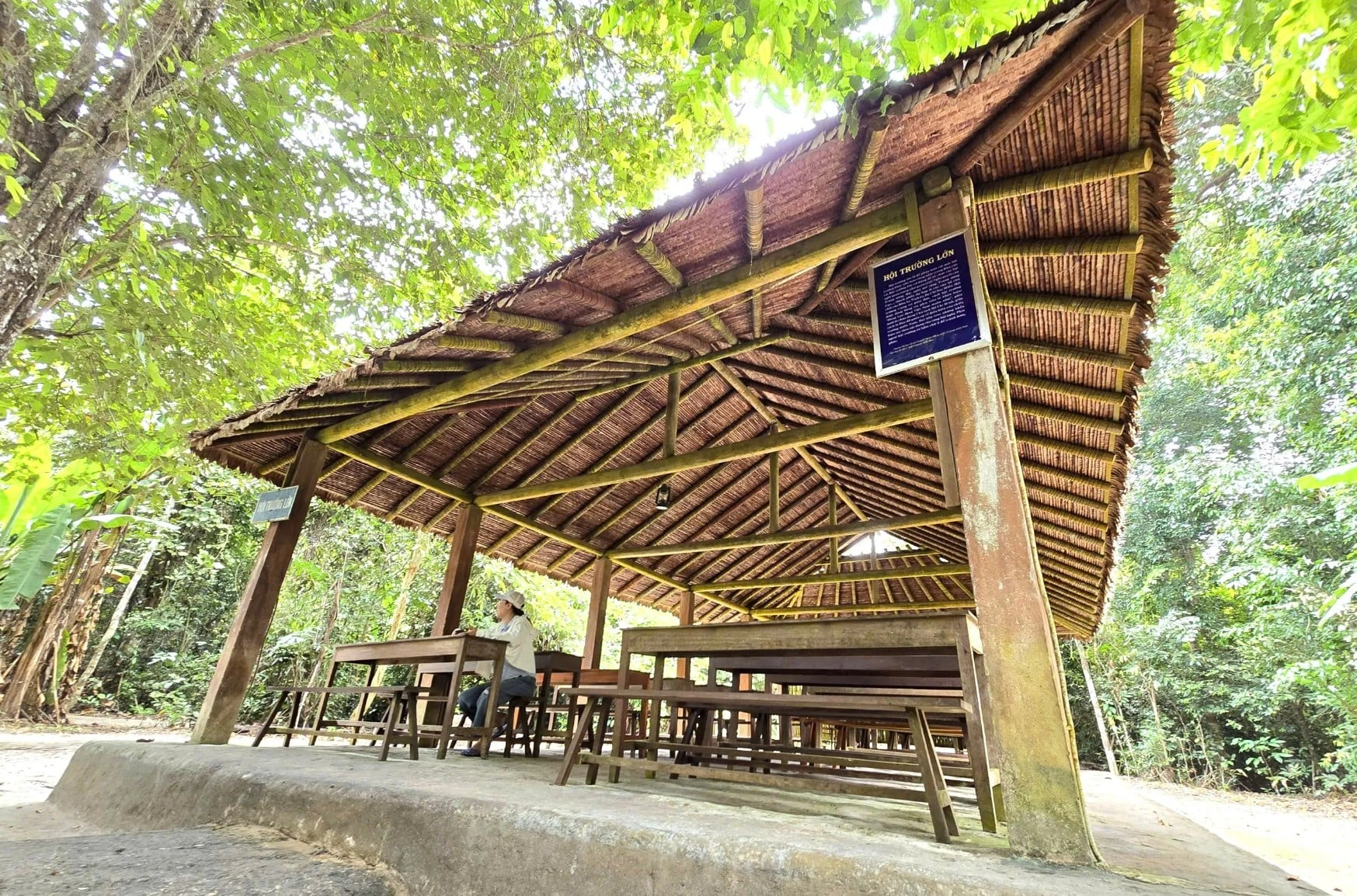 Hội trường lớn dưới tán rừng Rùm Đuôn, nơi lãnh đạo Trung ương Cục miền Nam họp bàn và ra các quyết định quan trọng