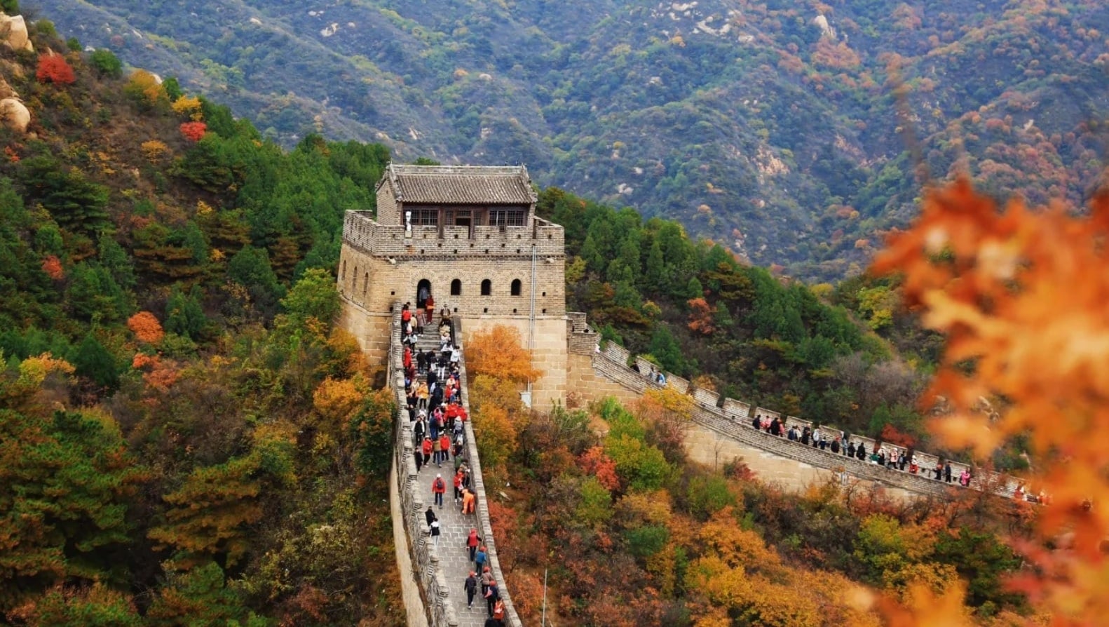 Du khách leo Vạn Lý Trường Thành hùng vĩ tại Trung Quốc