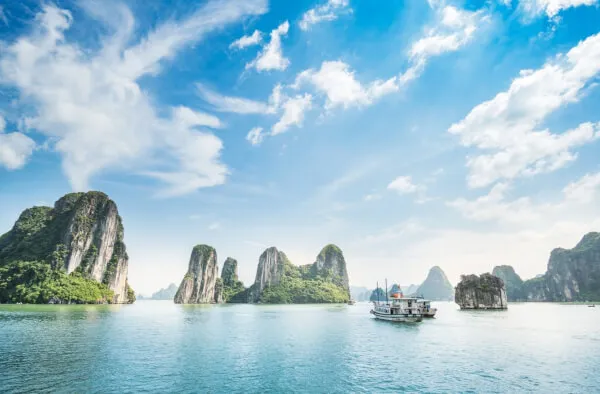 Hành Trình Khám Phá Vịnh Hạ Long – Kỳ Quan Thiên Nhiên Hùng Vĩ